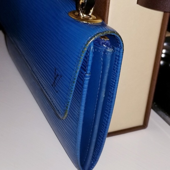 LOUIS VUITTON Credit Blue Bifold Epi Sarah Wallet - Picture 9 of 12